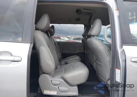 2015 Toyota Sienna Le 8 Passenger z USA, uszkodzony, nr VIN 5TDKK3DCXFS585488